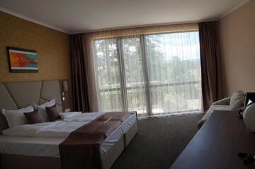 Трехместный номер Делюкс с балконом в Отеле Hotel Infinity & Spa Park Velingrad